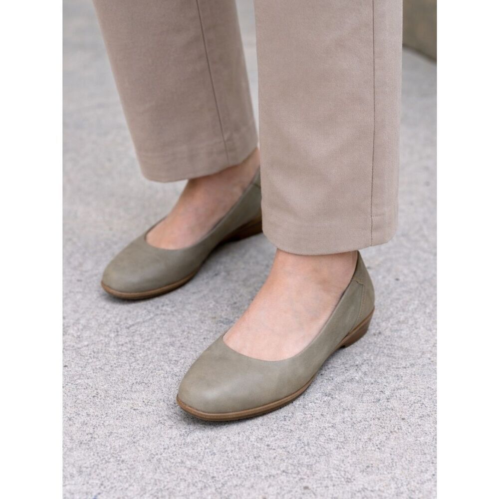 BOC Leather Flats size 8 in neutral gray/green color